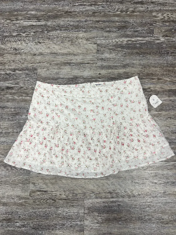 Plain knotted skirt-Skirt Mini & Short By Arula In White, Size: 2x